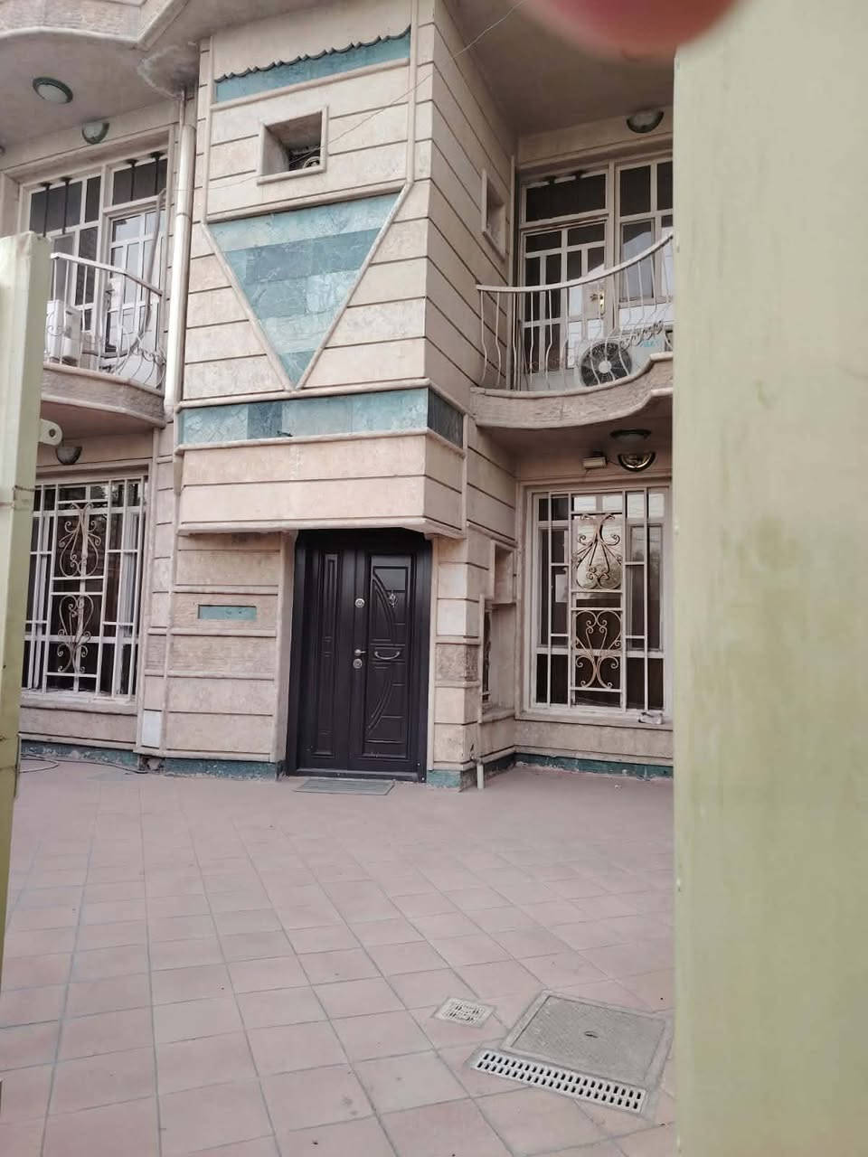 السلام عليكم دار للبيع المساحة ١٣٠ متر الواجهه ٨ و النزال ١٧ يحتوي على ٤ غرف نوم ٣ منهن سويت واستقبال  كبيرة وكراج سيارة 

 الموقع شارع الاسواق قرب الهايبر ماركت على الشارع الرئيسي

 للاستفسار اكثر مراجعة مكتب القمة في شارع ٤٠ مقابل اعدادية بلقيس

او الاتصال على الاقام التالية
***********
***********
