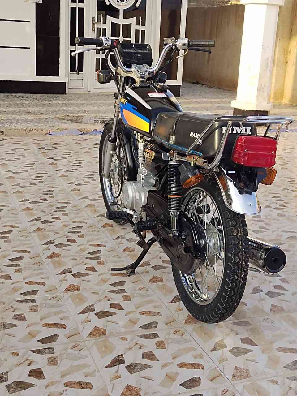 السلام عليكم شباب موديل 17 والتعمير 23 دراجه حلوه خير من الله ما نقصه شيء اوراق اصولين مكاني كوت شارع النفط سعر 600 وبيها مجال***********
