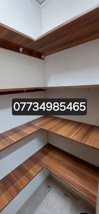 تم تنصيب رفوف المخزن شرقي وغربي ثابت حسب الطلب  لجميع مساحات الشقق للط...