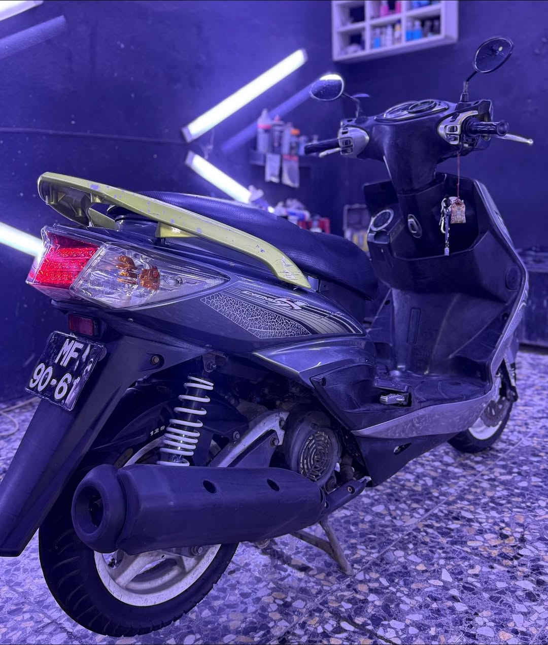 سلام عليكم
سكنس فحل طلاعات خمسينية دشبول احمر شرايط خضر 
ويالة بيض الدراجة بلادية من البرغي ومكفولة كفالة عامة مكينة وكفر وكلچات للأخير الدراجة مال جناي العنوان بغداد البنوك الشراي يتصل ***********
والمو شراي وميعرف بيهن لا يخابرني 👍🏻
