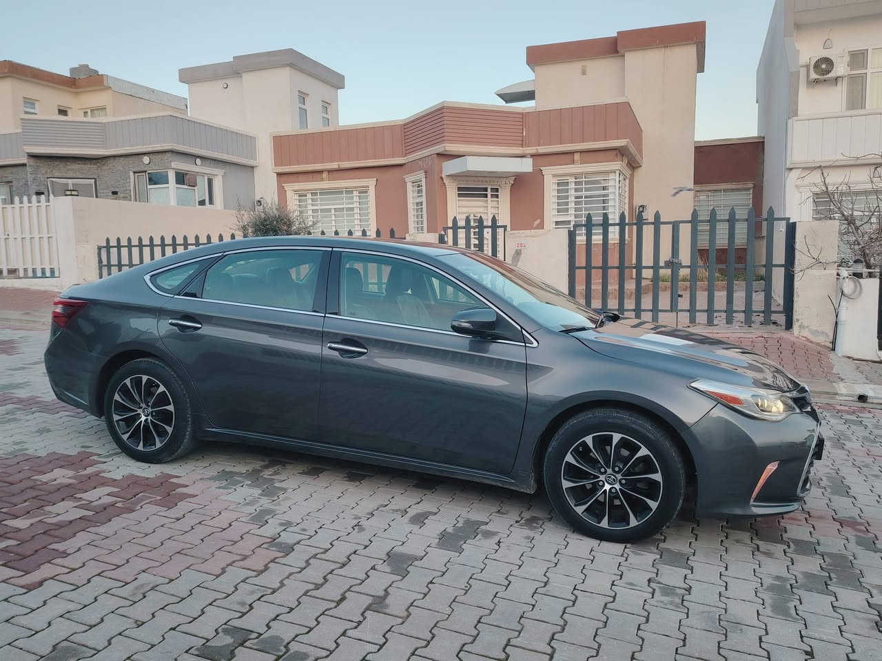 🖐️ السلام عليكم 🖐️
تويوتا أفالون 2018، وارد أمريكي، فئة XLE. محرك 6 سلندر حجم 3500 دبل ايكو يعني اقتصادي وبنزين عادي من الشركة اموصى باوكتان 85 E ومواصفاتها معروفة 
كشنات جلد اسود والاماميتين كهربائية و هيتر كشنات
مرايا كهربائية وهيتر و3 وضعيات للقيادة: سبورت، نورمال، وإيكو وكير استيرن نظام الحفاظ على المسار و رادار أمامي،مع تحديد سرعة، كاميرا وشاشة كبيرة، تبريد مركزي بصمة وفتح الأبواب بالبصمة ويل كب بلادي مالتها تو كلر وتاخم تايرات دنلوب السيارة بشرط كير محرك حجر صالنصة بلادي بدون اي خلل 
السعر : 193$ ومجال بسيط 
✔️ ملاحظة : السيارة باسمي والسنوية لغاية 2030 
📍الضرر: بدون اي دواخل والسونار موجود وفديو شوف عين موجود راسل واتساب 
موقع السيارة : السليمانية 
للاستفسار والتواصل اخوكم ابو دانيال 
***********
