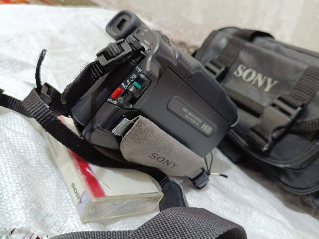كامره سوني كاسيت ٨ ملم ..فخر الصناعه اليابانيه مع كافة ملحقاتها
حقيبه جلد 
بطارية عدد ٢
شاحنه 
ريمونت 
فيشة عرض على التلفاز او الحاسبه 
كاسيت 
نظيفه جدا اخت الجديده 
للحجز والاستفسار مراسلة الصفحه


**إذا كنت صاحب هذا الإعلان وتريد حذفه لأي سبب، رجاءا أرسل رسالة إلى الدعم الفني**