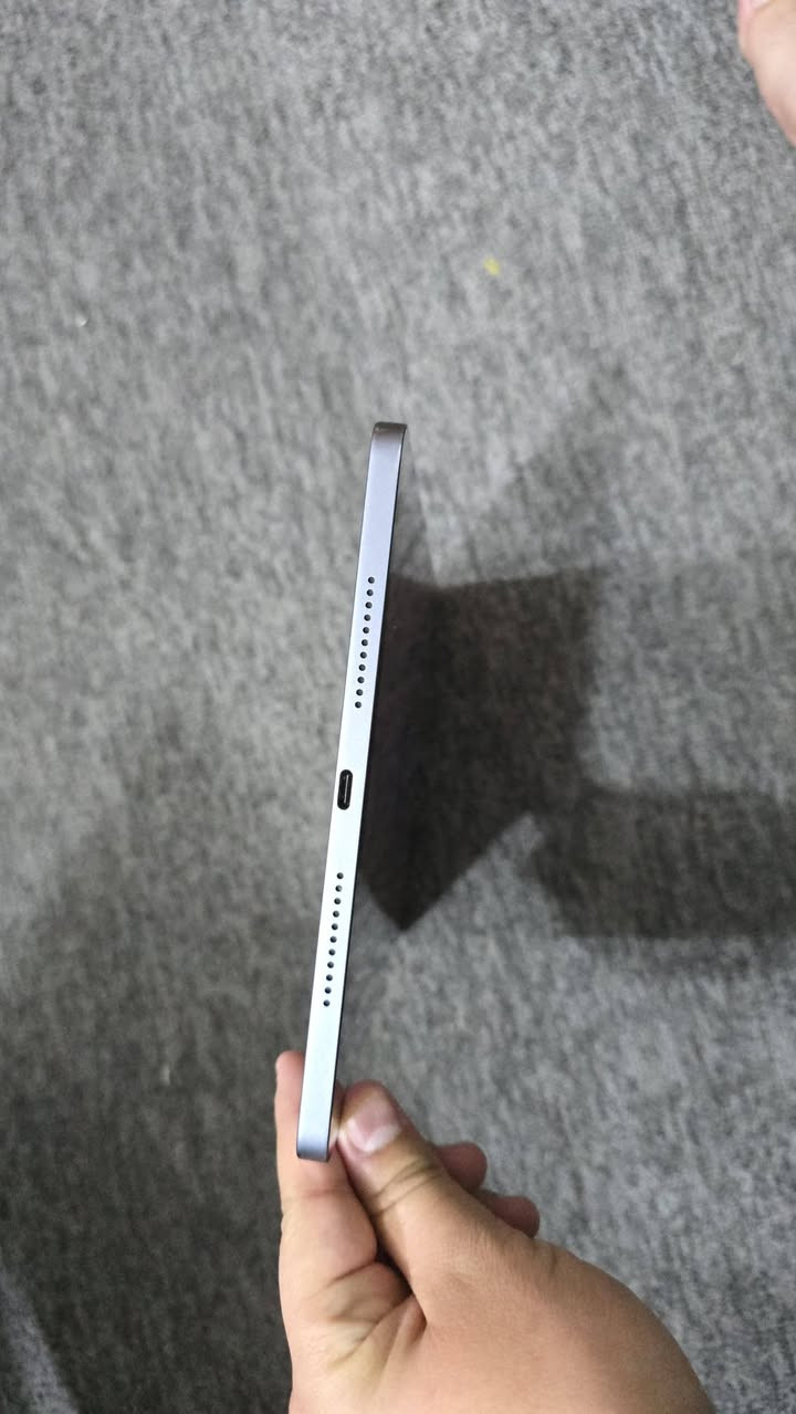 سلام اعليكم عندي ايباد هواوي ميت باد اس اي ايباد راقي ونضيف زلغ واحد مابي
مواصفته:
الشاشة جبيرة وواضحة 11 بوصة (FHD)، ألوانها تجنن ومريحة
للعين، تفيد حيل للمسلسلات واليوتيوب

الصوت بي 4 سماعات ستيريو، صوت عالي ونقي يعيشك جو
الأفلام.

البطارية عملاقة 7700 مللي أمبير، يعني تشحنها وتنسى، وتدعم
شحن سريع.

الجسم تصميم معدني قوي ونحيف، مو بلاستيك، يعني يتحمل
وشكله فخم.

النظام سريع وسلس جداً، وتكدر تنزل كل البرامج اللي تحتاجها من
متجر هواوي أو GBox.
بس عندي الشاحنه مثلوم السن مالته مثل ماموضح بالصورة بس هذا ميأثر على الشحن تشحن عادي وكأنه كلشي مابيهه
الجهاز مامبدل اي شيء بي ومامصلحه وكلشيء مابي مستعمله استعمال قليل
السعر:170الف وبي مجال للشراي واذا تحب تتواصل وياي هذا رقمي
***********
مكاني نجف
