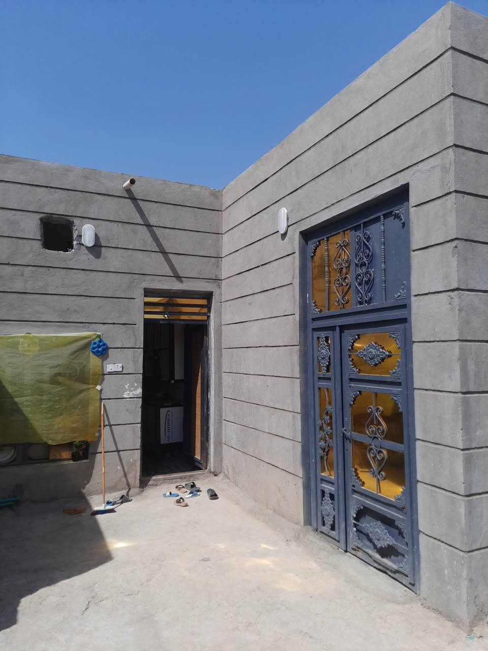 السلام عليكم بيت مع مشتمل زراعي بحي الكوفه مساحه الكليه  280 المشتمل 90 متر والبيت 190 بناء حديث قريب ع شارع تحسين كافه الخدمات موجوده ماء كهرباء كيبل ضوئي 
البيت 
غرفتين 4x4 
صاله 4x8
المطبخ 5×5
الستقبال4x9
الطارمه جبيره
ترك ع طول البيت
صحيات حديثه
المشتمل
غرفه 3 ونص× 7
الصاله 4×4
المطبخ 2 ونصx 2 ونص
صحيات حديثه 
طارمه 2 ونص  السعر خاص رقمي *********** بي واتساب
