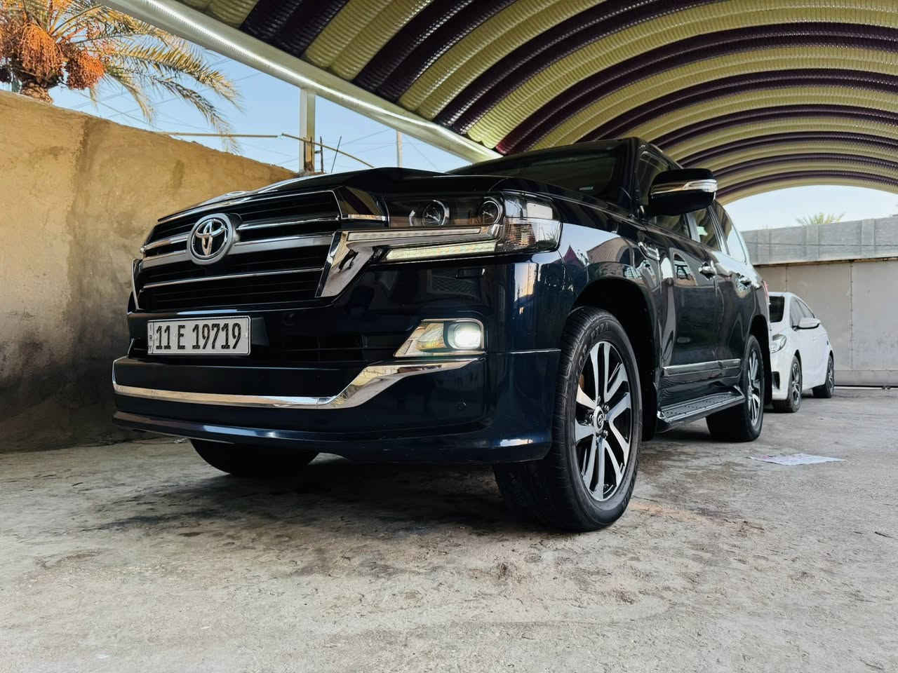 السلام عليكم
  تيوتا لاندكروز للبيع 2019 
ماشية 120 حقيقي
SAS محرك V8 4.7
لون نيلي
داخل جلد
فور ويل
شاحن لاسلكي
مري شفط + مري قلاب
كشنات كهرباء
حساس امامي خلفي
ثلاجة 
كروس سرعة 
كامرة دوارة 
ترحيب
جنطة كهرباء
تشغيل عن بعد
DVD دبل
وبعد بيه مواصفات
بيه فقط تكحيل بسيط يم الباب كفاله عامة ع سونار
رقم مميز 
مكانه كربلاء 
السعر 529 وبيه مجال 
***********
