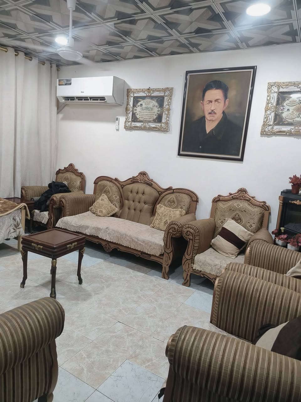 السلام عليكم بيت #للبيع مساحه 220 مكون من ثلاث غرف وصاله كبيره ومطبخ واستقبال وكراج سياره وحديقه وصحيات خارجيه يكون ع شارع تبليط ومقابل مدرسه الورده البيضاء الابتدائية ومتوفر كافه الخدمات  ديوانيه حي العسكري السعر اتفضل خاص رقم***********
