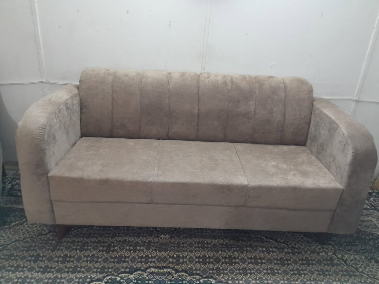 السلام عليكم تخم 10 مقاعد  لبيع جديد مكاني حي العامل السعر 850 وبي مجال ***********
