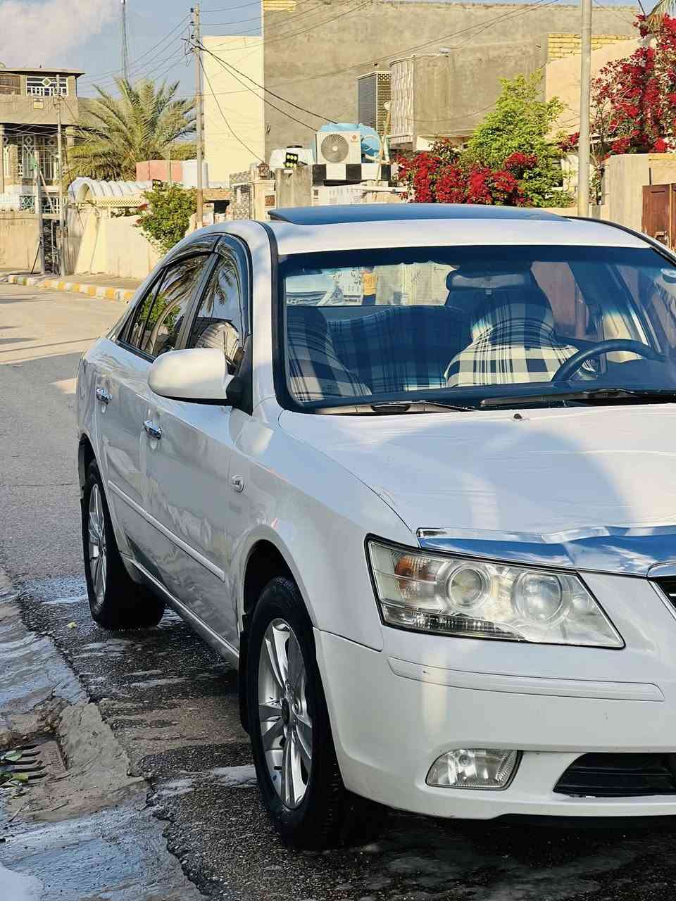 سلام عليكم سوناتا خليجي للبيع موديل (2010) فول مواصفات فتحت سقف تحكم ستيرن جهتين رقم جديد سنويه جديده رقم اربيل تحويل محرك جديد على وضع الشركه السياره كفاله عامه بيها فقط تكحيل وبارد قليل موضح بصور المحرك (2000) السعر (132) وبيها مجال رقم الهاتف (***********)
