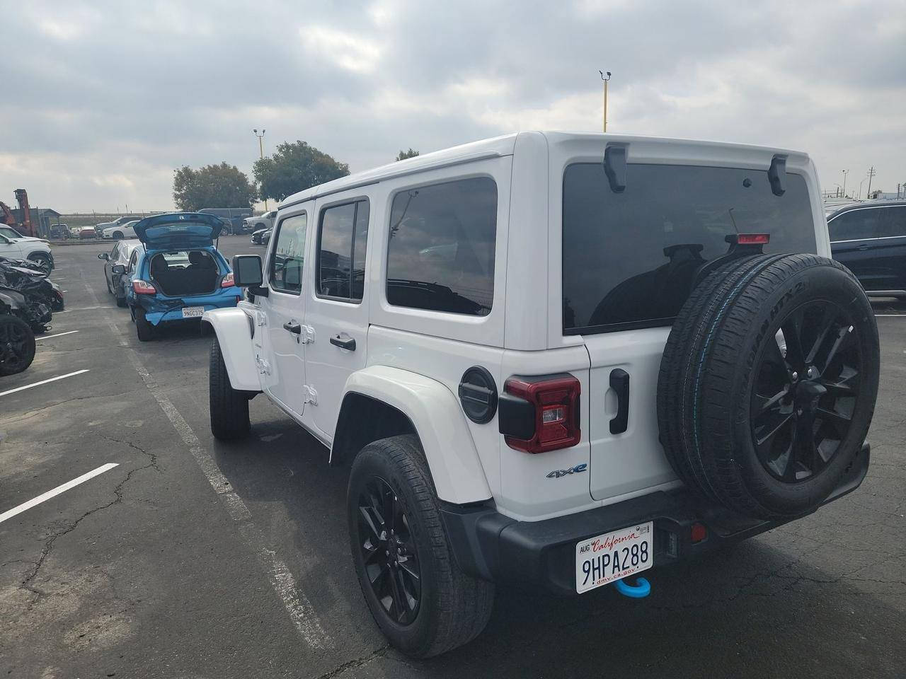 السلام عليكم جيب لانكلر صحاري موديل 24 فول الفول بلاك توب هايبرد وشحن وبانزين قماره  تنفتح وتنسد حادثه موضح بالصور سياره حاليا بعمان الحره تباع على وضعه تدخل على أربيل معفيه كمرك فقط رقم ونقل تدفع السعر 175 بيه مجال بسيط المراسله على الرقم ***********
