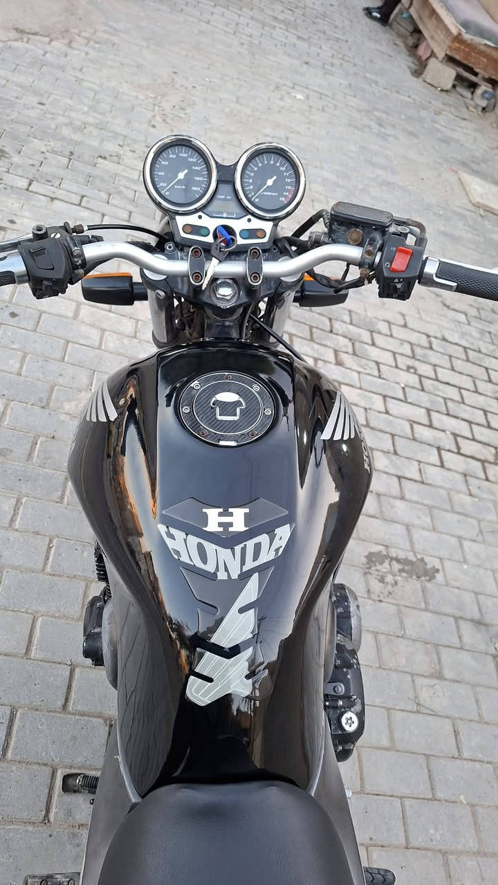 سلام عليكم/سيبي فور 400/هايبر/16ولف كفاله مكينه وكير دراجه مال حاويه وكل نقص مابيه وبعد احلى من صور ستيرن بلادي اصلي صالنصه كاربون فايبر اصليه كهربائيات كله كامله تايرات جدد اوراق كامله السعر13ونص مكاني بغداد والشراي يتصل***********
