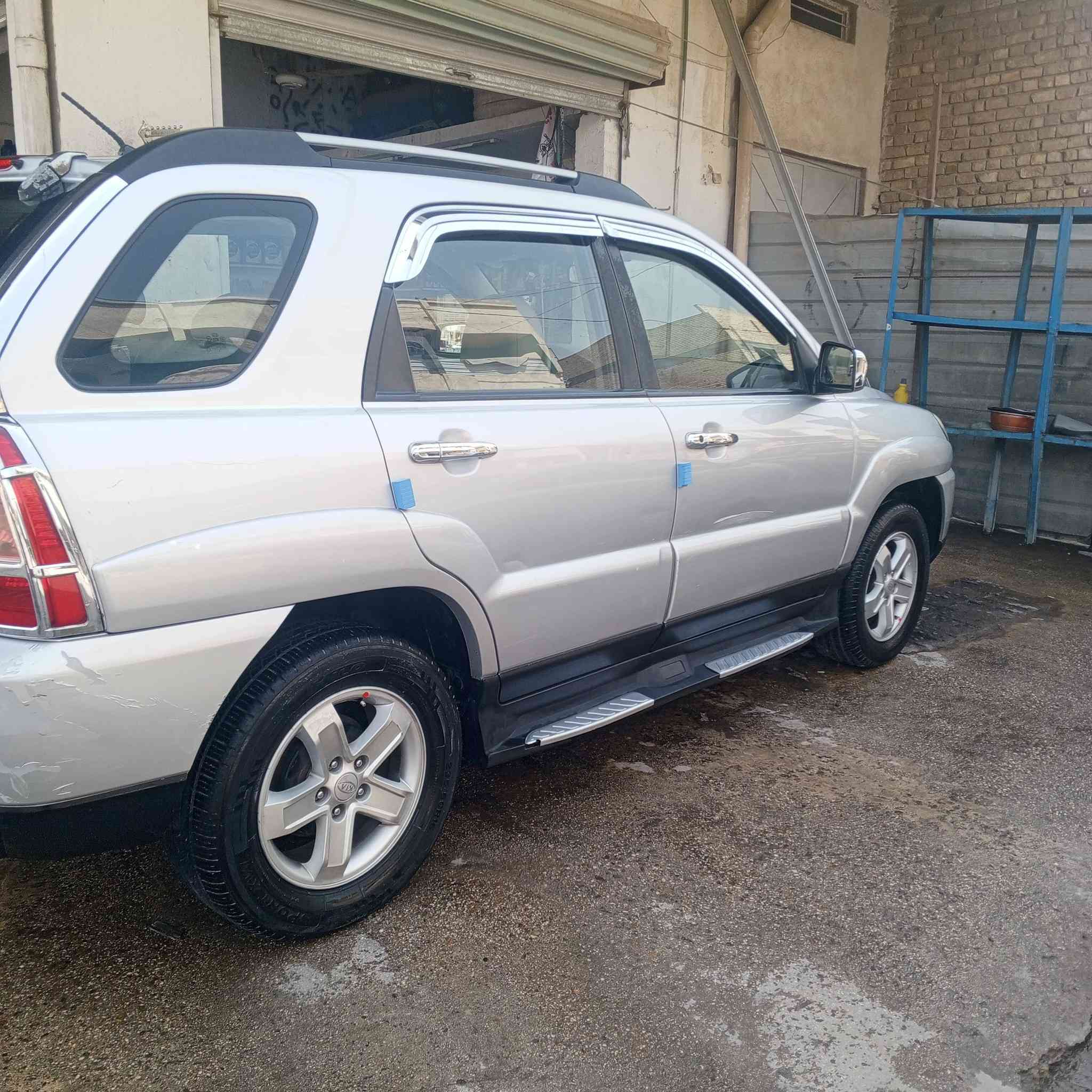 السلام عليكم للبيع كيا سبورتج موديل 2009 سياره جديده وارد سعودي داخل بيجي سياره جديده مواصفاتها اي بي اس بروجكتر شاشه كبيره محرك 2000 دوش صدر خلفي امامي جديد سعر المطلوب 120 وبيها مجال بسيط الهاتف ***********
