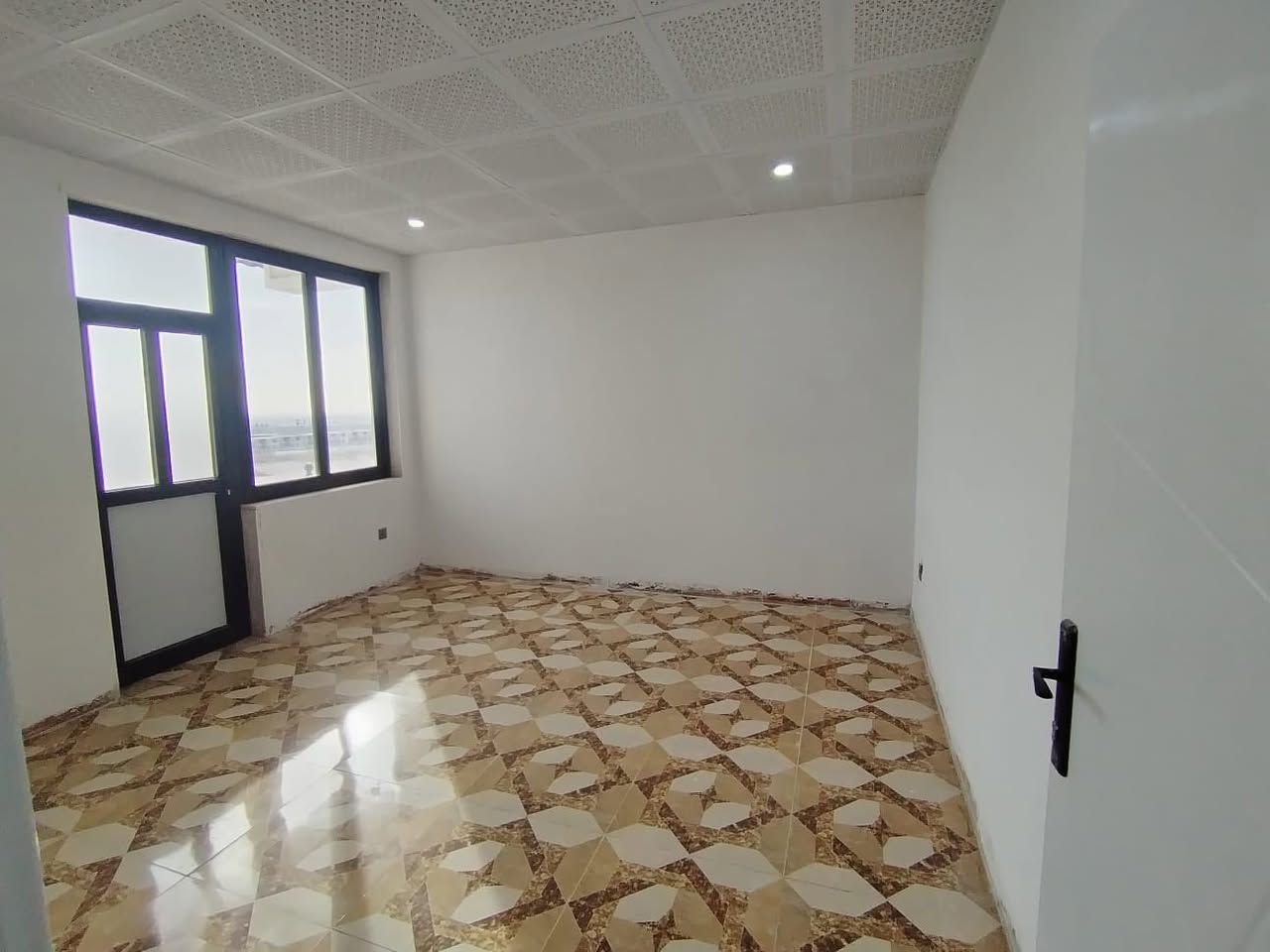 بيت ٢١٠ متر طابقين للايجار الطابق الأرضي استقبال مطبخ وصحيات حديقة الطابق الثاني ٣ غرف نوم وصحيات
يقع في مجمع رويال ستي طريق أربيل خلف مطعم عبدالله إيجارة ٢٥٠ الف نهايتة
للاستفسار 
***********
