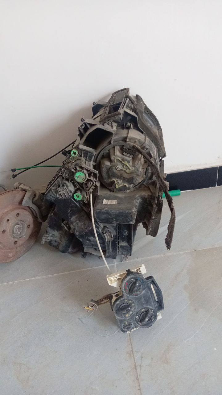 السلام عليكم جانت عندي رينو واحتركت وذني الغراض معروضات للبيع وياهن مكينه وكير مال حاوه جدد شهر من شادها واحتركت السياره؛ذني الغراض كدامكم جامات وراديتر جديد ومروحه وهواي غراض وصدر جديد التواصل ع الرقم ***********
