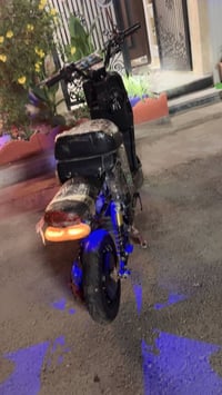 دراجه R9موديل2025 جديده مابيها أي عطل بيها 5بطاريات او نقصها 4بس نضيفه...