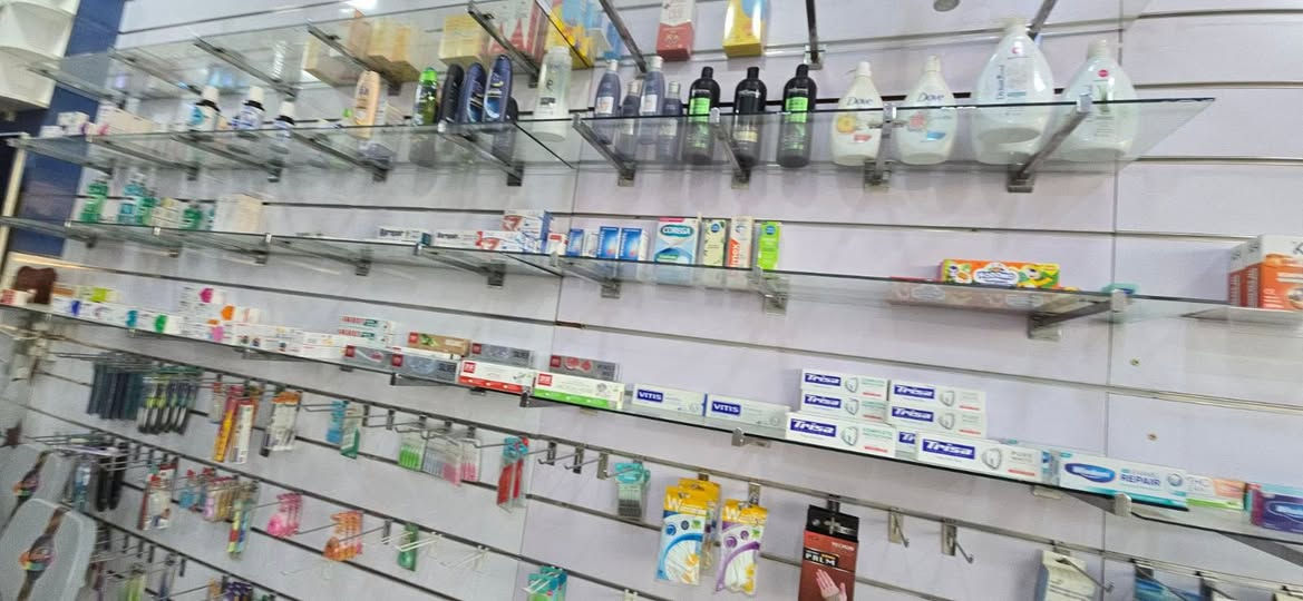 لە پاش سڵاو
-ئەم ڕەفانەمان هەیە بۆ فرۆشتن بۆ 💊دەرمانخانە و بۆ 💉نۆرینگەش دەبێت..

- زۆر تازە و پاک و خاوێنە 
- ڕەفەی تەختە و ڕەفەی شوشەی تێدایە
- وەک لە وێنەکانیشدا دیارە ڕەنگێکی جوان و کراوەی هەیە
📍- ناونیشان :- سلێمانی
📱- ژمارەی تەلەفۆن :-  ***********

