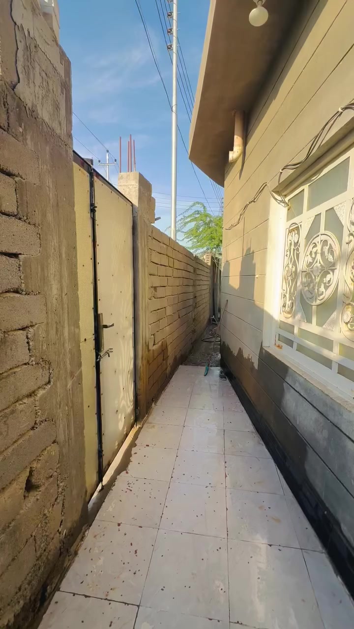 بيت للبيع طابو زراعي منطقة الحمود  متكون من غرف 2 ودوانية صغيرة وموزع ومطابخ 2 حار وبارد وحمام وكليدور   ومساحة طارمة غير مبنية من ضمن البيت تقريب 40 متر  

شارع عريض مشمول بالتبليط  اقل شهر يتبلط   كهرباء جديدة مجاري جديدة 
مساحة البيت 180 متر   تفاصيل كلها مذكورة السعر 80 مليون وبي مجال. بسيط.  بناء جديد  كلشي مذكور  شراي اهلا وسهلا
المراسلة ع واتساب 
***********
