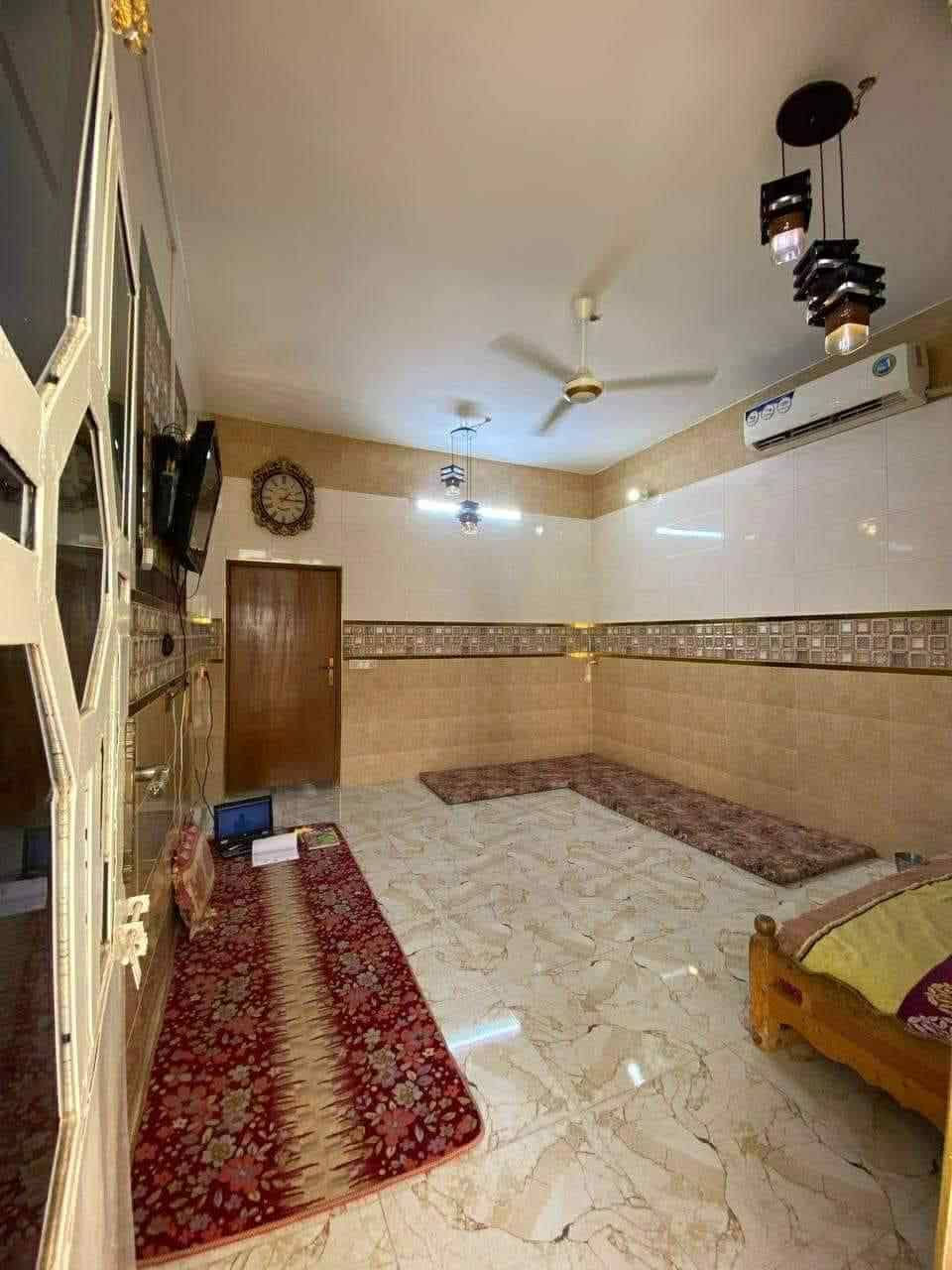 السلام عليكم
يوجد بيت للبيع مساحه 300 متر ركن واجه 15 نزال 20 سند 25 خدمات كامله ماء كهرباء تبليط مجاري البيت يتكون من 3 غرف نوم وستقبال وهول وصاله كبيره ومطبخ وصحيات داخليه وخارجيه وكراج موقع البيت بلجعاره الشراي يتصل ***********
