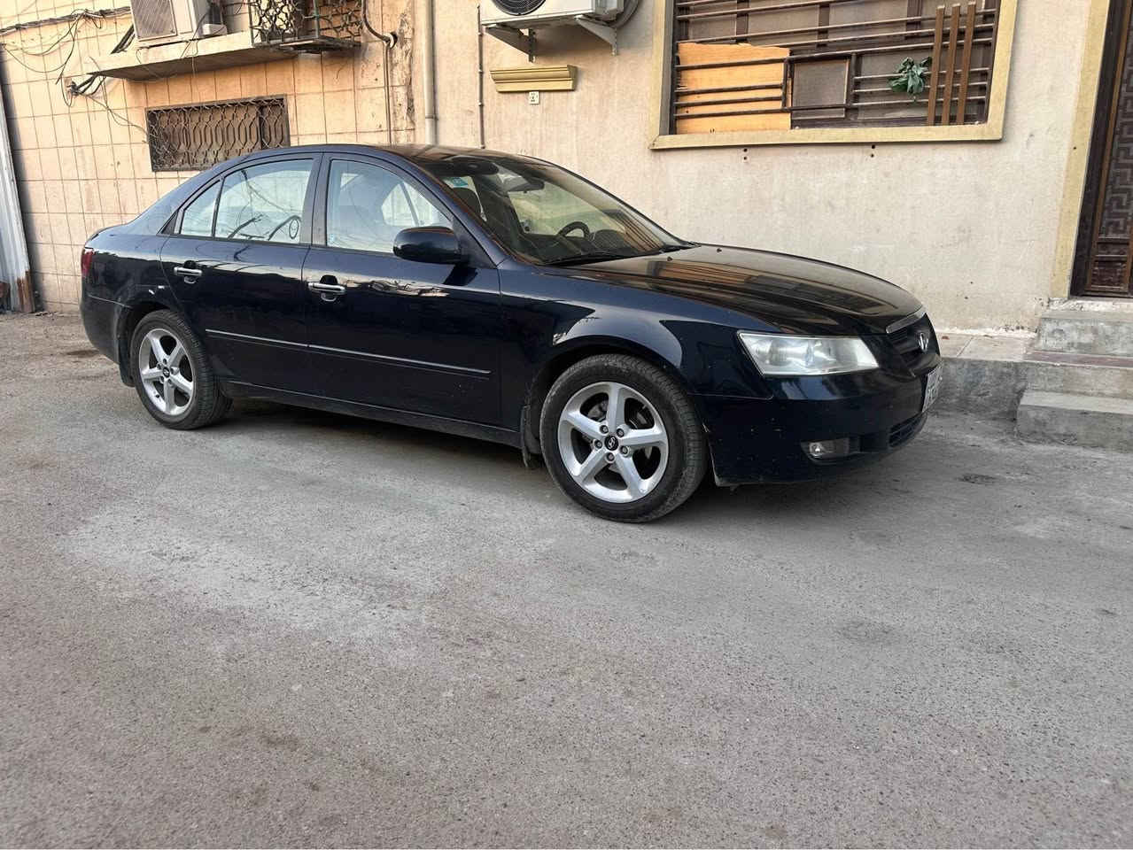 السلام عليكم 
سوناتا 2007 امريكي رقم بغداد جديد  
بدون حادث 
لون حبري مو اسود 
بيه بس القماره جلاتين لان بيه جراد 
الباقي كفاله من صبغ 
بيه بارد بالباب والجوملغ فقط 
جاهزه من كل شي 
اكفل كير محرك تبريد حداديه تخم تاير دواخل كهربائيات بدي 
مكانه بابل 
السعر 88
*********** بغداد, العراق
