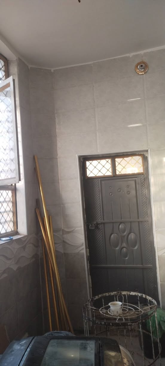 السلام عليكم من رخصت الادمن المحترم شقه للايجار منطقه ال29 بل سايدين مال مرطبات العذراء شقه جديده بيهة تانكي وكيز وخط سحب ونترنيت وكهرباء اربع خطوط مطلوب عائله زغيرة بيهة صاله وصحيات ومطبخ وبلكونه وستقبال 4في4 وغرفه نوم 4 في اربعه باقي التفاصيل بل فيديو ايجارهة 225 الاتصال ***********
