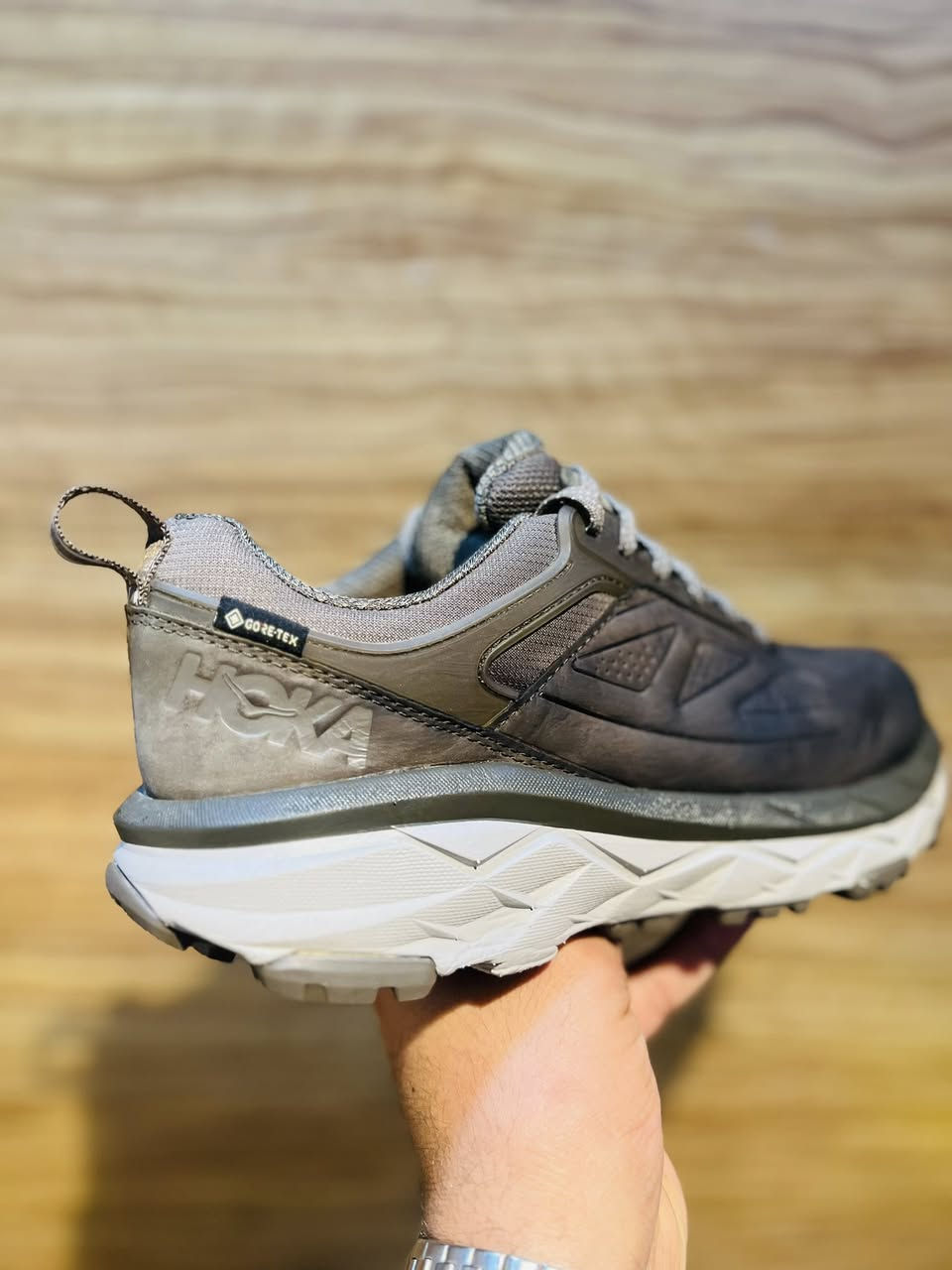 هوكا باله امريكي اصلي 
وتر بروف ضد الماء 
اللون زيتوني
قياس40.5
طول القدم 25.5
النظافه 100.100
توصيل جميع المحافظات 
للحجز واتساب 
***********
