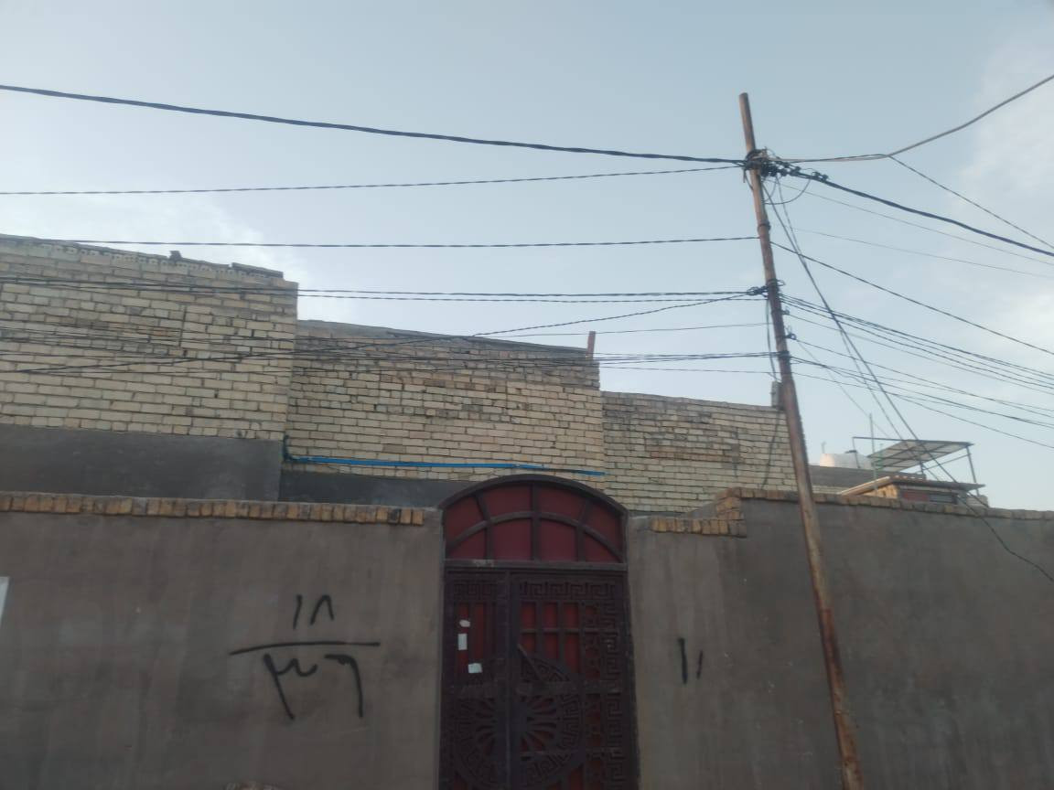 اللهم صل على محمد وال محمد
 السلام عليكم بيت زراعي 150 متر  يحتوي على غرفتين وصالة واستقبال ومطبخ وحمامات خارجية
العنوان مقابل ملحق قرية الغدير خلق اسواق تلعفر شارع 18 البيت مرقم بلدية  
للاستفسار ‏‪***********‬‏
