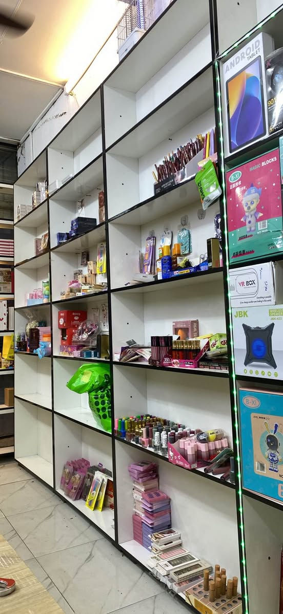 فاترينات رفوف يصيرن بالصيدلية او المكتبة او الكوزمتك او محلات العطور او السوبر ماركت الطول مترين ونص والعرض متر للتواصل واتساب *********** بغداد, العراق
