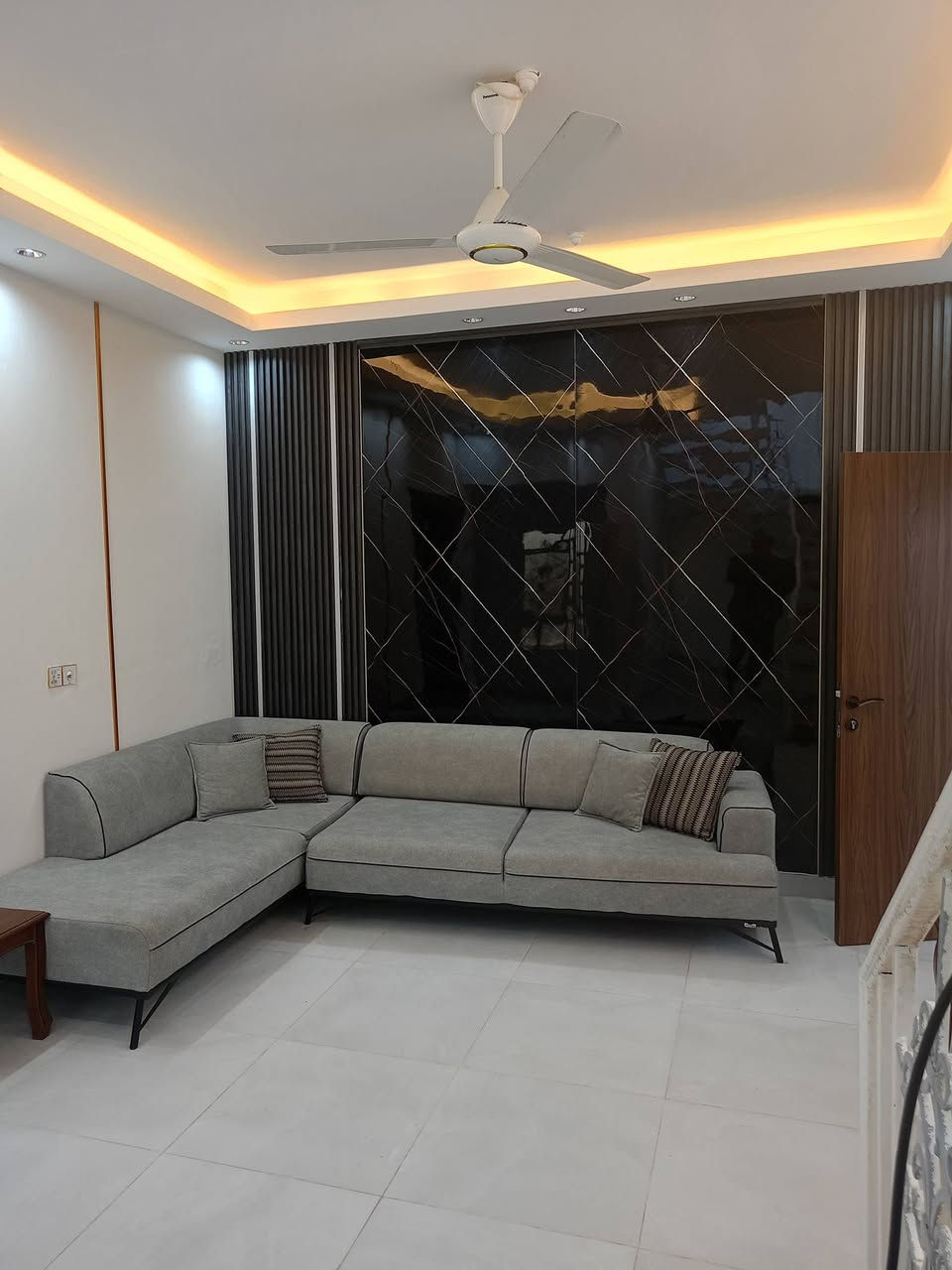 بيت للايجار 200م ام الخيل. طابقين غرفتين نوم صاله استقبال مطبخ صيحات  حديقه🌴🌴 كراج🚗 
مطلوب عائله 3 نفرات 
مؤثث  كاونتر للمطبخ بردات منضومه نت ضوئي ماطور 
للاستعلام 
📞 ***********
📲 علي الجبوري /ابو مهيمن
