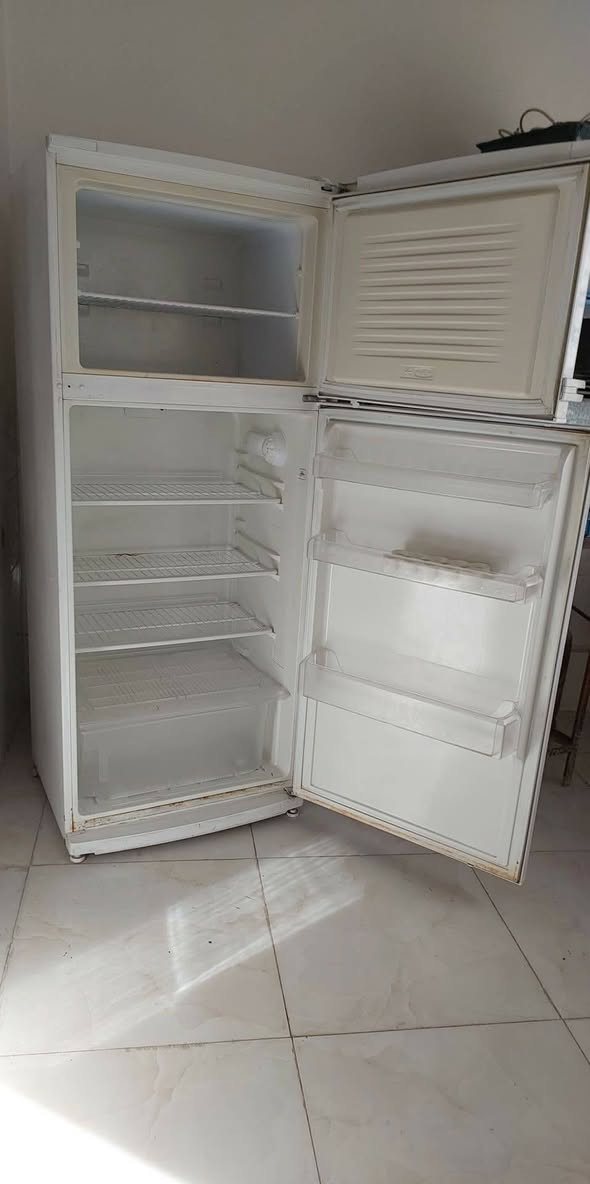 سلام عليكم ٠٠ ثلاجة للبيع شراي يتصل *********** واتساب
