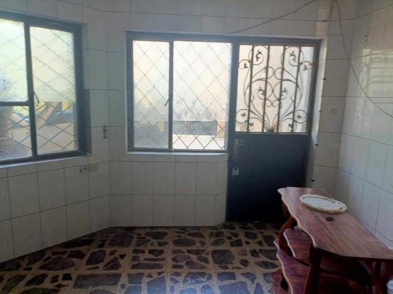 #دارللبيع 
المساحة 300م  بواجهة 15×20
سنه البناء 2005

بناء كلاسك نضيف جداً وجاهز للسكن
 
يحتوي على كراج+حديقة
صالة كبيره +مطبخ حار بارد +خدمات صحية عدد3
غرف نوم عدد 5
الموقع  #الغزالية بداية مدخل شارع البدالة  خلف الكوخ
للاستفسار الاتصال
*********** *********** مكتب الطائي للعقار
غزاليه شارع المشجر

السعر 600مليون قفله
