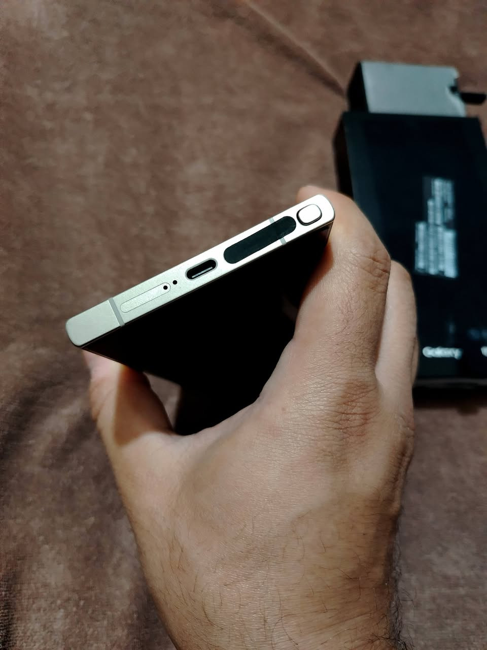 السلام عليكم للبيع فقط s24الترا جديد مستخدم ايام نضافه100000 بل 100 شرق اوسط ذاكره256غراضه كامله لون تيتانيوم ويا شاحن اصلي اخذته 35 وحماية عدسات اصليه ياقوت ام 15 ولاصق شاشه اصلي وفلاتر سماعه وكفر جلد اصلي ابو المحفضه وكفر دفتري جلد الجهاز تاخذه مني وتترحملي وشرط تاخذه من باب بيتي والك ضمان مدى الحياه السعر قفل بدون عمله925 الشراي يتصل*********** مكاني بغداد واسف عالاطاله ❤️
