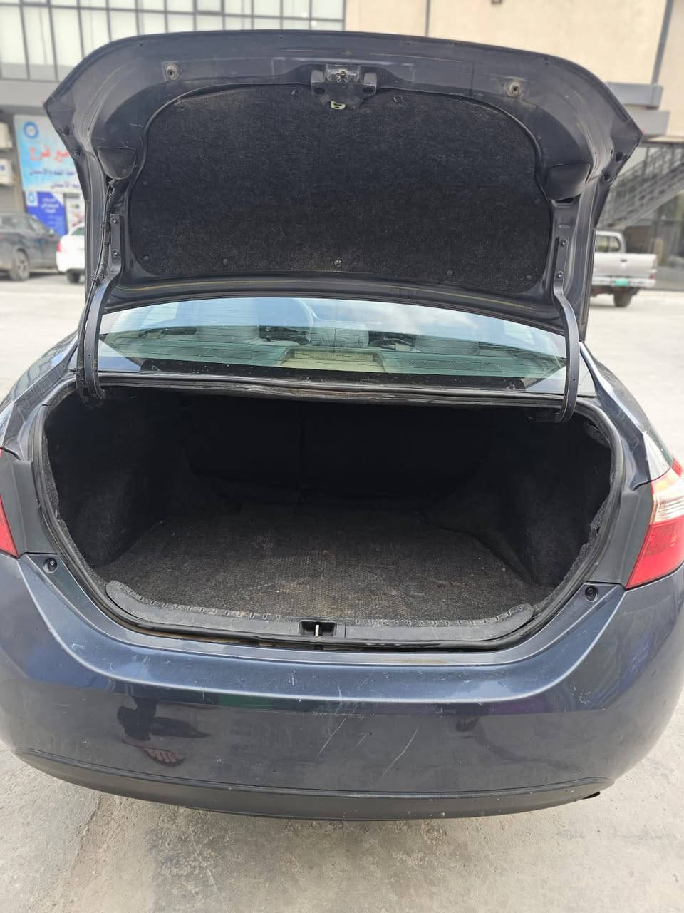 🚗 للبيع: تويوتا كورولا 2018 (نظيفة جداً)
المواصفات العامة:
• الموديل: 2018.
• اللون: رمادي غامق (فئراني) مميز.
• المحرك:1.8 لتر (اقتصادي جداً في استهلاك الوقود).
• ناقل الحركة: أوتوماتيك CVT.
🔹 المواصفات الخارجية (كما تظهر في الصورة):
• الواجهة الأمامية: التصميم الحديث مع شبك رياضي أسود.
• الإضاءة: أنوار أمامية عدسات مع إضاءة نهارية LED.
• الحساسات: رادار أمامي (يظهر خلف شعار تويوتا) وكاميرا خلف المرآة الأمامية (أنظمة مساعدة السائق).
• المرايا: مرايا جانبية بنفس لون السيارة مع إشارات انعطاف.
🔹 المواصفات الداخلية والأنظمة:
• التحكم: تحكم من المقود (ستيرينغ فول).
• أنظمة الأمان: نظام الفرامل المانع للانغلاق (ABS)، وسائد هوائية متكاملة، ونظام الثبات الإلكتروني.
• الرفاهية: شاشة معلومات، مكيف هواء قوي (حار/بارد)، ومنفذ USB/AUX.
🔹 حالة السيارة:
• اللوحات: رقم بغداد
• البودي: يظهر بحالة جيدة جداً ولامعة.
•ماشية90الق
💰 السعر المطلوب128$]
📍 مكان التواجد: [بغداد]
📞]
ملاحظة: بما أن السيارة تحتوي على رادار وكاميرا أمامية (تظهر في صورة الزجاج الأمامي)، تحتوي على أنظمة متطورة مثل تنبيه الخروج عن المسار أو رادار التصادم،


**إذا كنت صاحب هذا الإعلان وتريد حذفه لأي سبب، رجاءا أرسل رسالة إلى الدعم الفني**