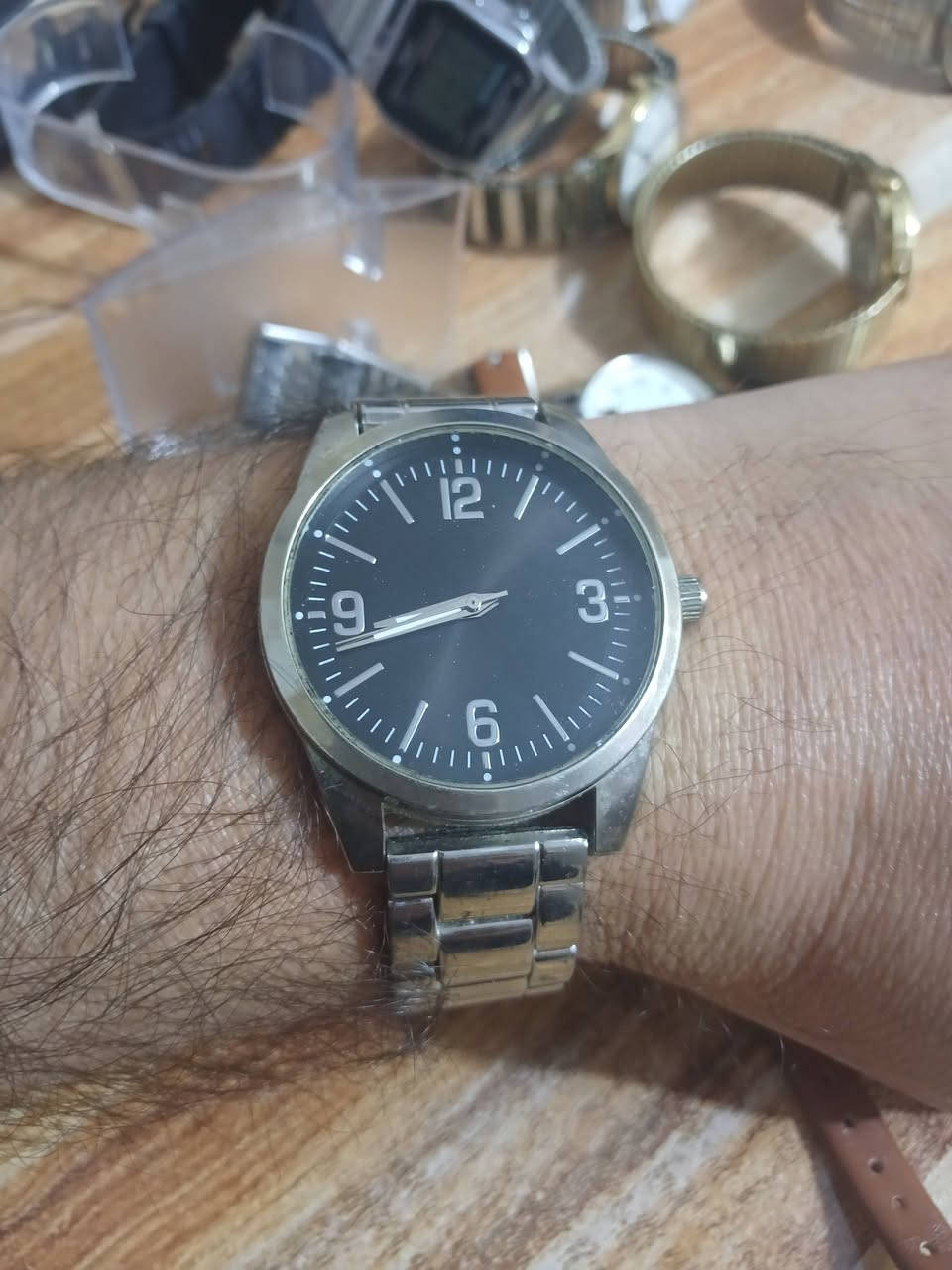 ساعه باله قديم اصلي كوارتز قطرها 42 السعر 25 الف مع التوصيل
مواصفات الساعة

الماركة: (فيسول )امريكية قديم 

نوع الحركة: كوارتز (Quartz).

المينا: باللون الأسود مع أرقام عربية فضية كبيرة عند الساعات 12، 3، 6، و9، وعلامات مربعة لبقية الساعات.

الهيكل والقرص: هيكل دائري من سبيكة معدنية مصقولة (Alloy) بلون فضي.

السوار: سوار معدني فضي اللون مصنوع من سبيكة معدنية، ويحتوي على مشبك إغلاق قابل للطي بضغط الزر.

المقاسات: يبلغ حجم الهيكل حوالي 42 ملم إلى 44 ملم، وسمكه حوالي 9 ملم


**إذا كنت صاحب هذا الإعلان وتريد حذفه لأي سبب، رجاءا أرسل رسالة إلى الدعم الفني**