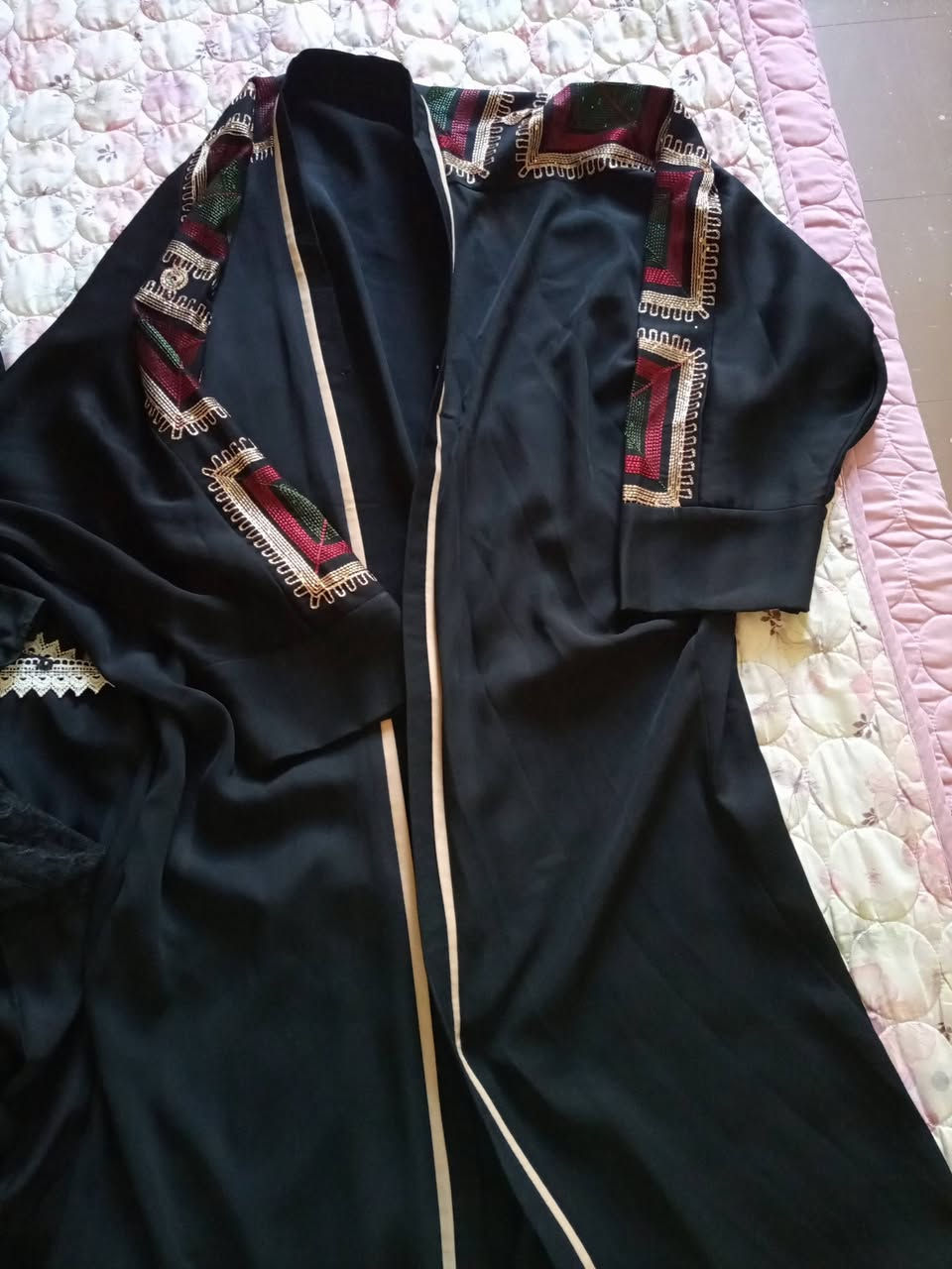 ملابس وعبايات وجنط وشحاطات اسعار مناسبه التواصل ***********
