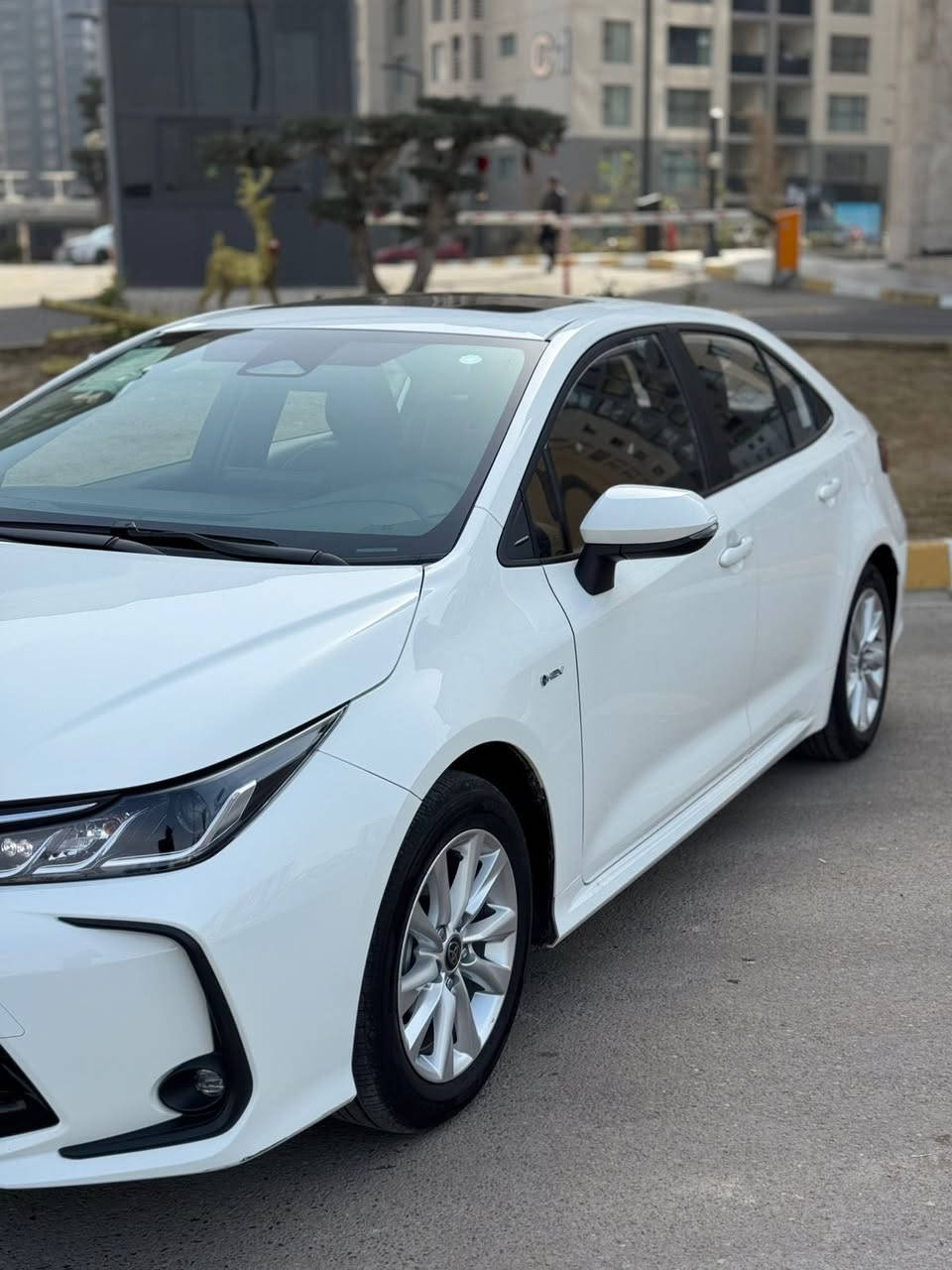 السلام عليكم من رخصه الادمن 
للبيع فقط 
للبيع تويوتا كورلا تجميع صيني هايبرد 2025
شكل الخليجي 

ماشيه 14000 كيلو 
بنضافة الزيرو 

فول مواصفات 
بصمه 
فتحه 
كراسي جلد 
تحديد مسار 
شاشه جبيره 
كامره 
معروفه موصفات الفول 
بيهه ملاحضه بسيطه جدا بيهه رصعه بالبنيد ومسحوبه كارت ع كده بس 
 
السعر 153 وبيها مجال بسيط
مكان السياره بغداد 
اي استفسار ***********
