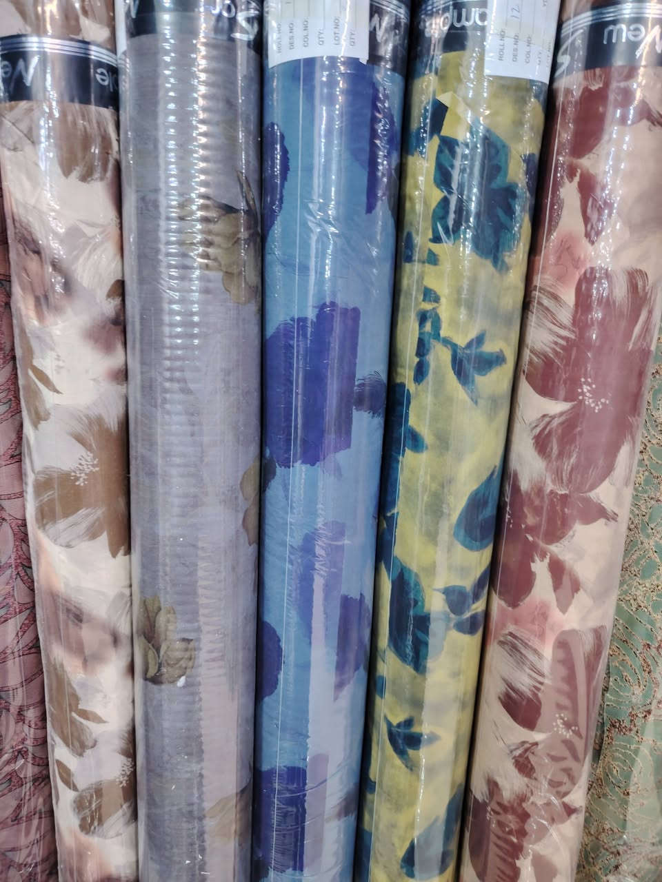 بفضل الله تعالى وصلني أليوم وجبه جديدة من الاقمشه الصيفيه كشمير الامارتي خاص لدشاديش والفساتين والنفانيف والقمصان والكيلوتات في محل دارين خانقين توله فروش فرع صيدليه مازن متواجدين في المحل من ساعه ٤ عصرا لغاية ١١ ليلأ ويوجد خدمه توصيل داخل خانقين وخارج خانقين بالأسعار مناسبه جدأ وأهلا وسهلا بيكم بإدارة ابو حمودي رقم موبايل ***********
