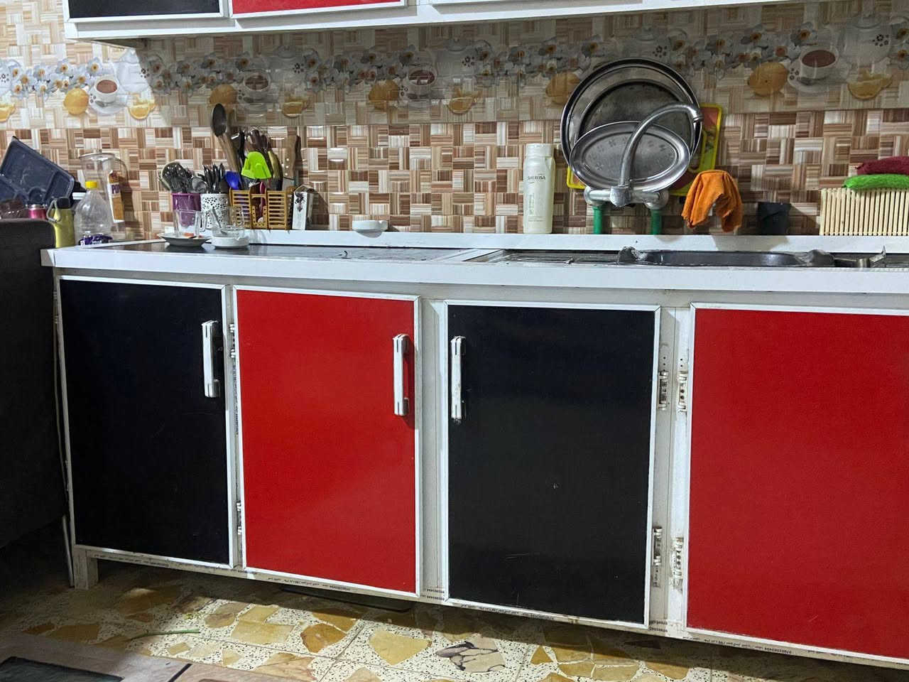 سلام عليكم كاونتر ٥ أبواب طول ٣ أمتار سعره ٢٢٥الف وبي مجال حك الجيه
***********
