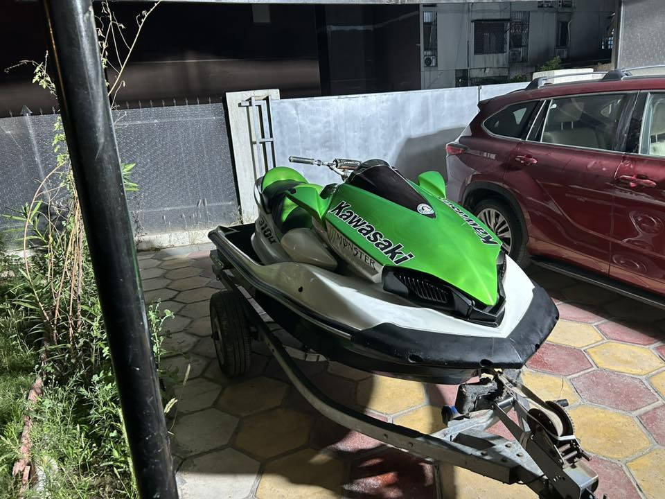 السلام عليكم جت سكي كاواساكي الترا ٣١٠ سوبرجارج الحجم الكبير موديل ٢٠١٤ الجت نظيف بدون ضربه او عطل مع العربانه بطاريه جديده وجاهز للتشغيل السعر ٦٠ ورقة للاتصال ***********
