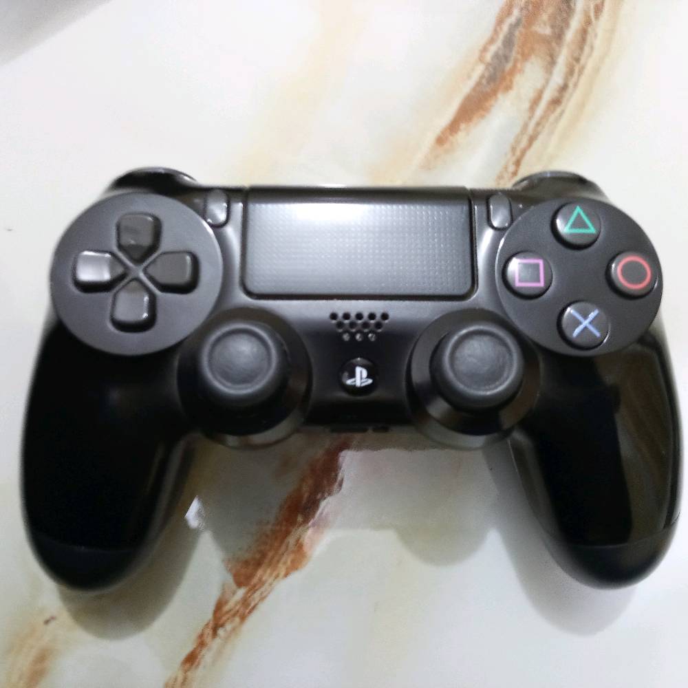 PS4 مستعمل نظيف، يدة واحدة اصلية، UBS سعة 850 بس يحتاج تبديل بطارية، لعبتين داخل الحساب الاولئ Maincraft والثانية ARK, والكيبلات الاصلية ال HDMI و سلك الباور