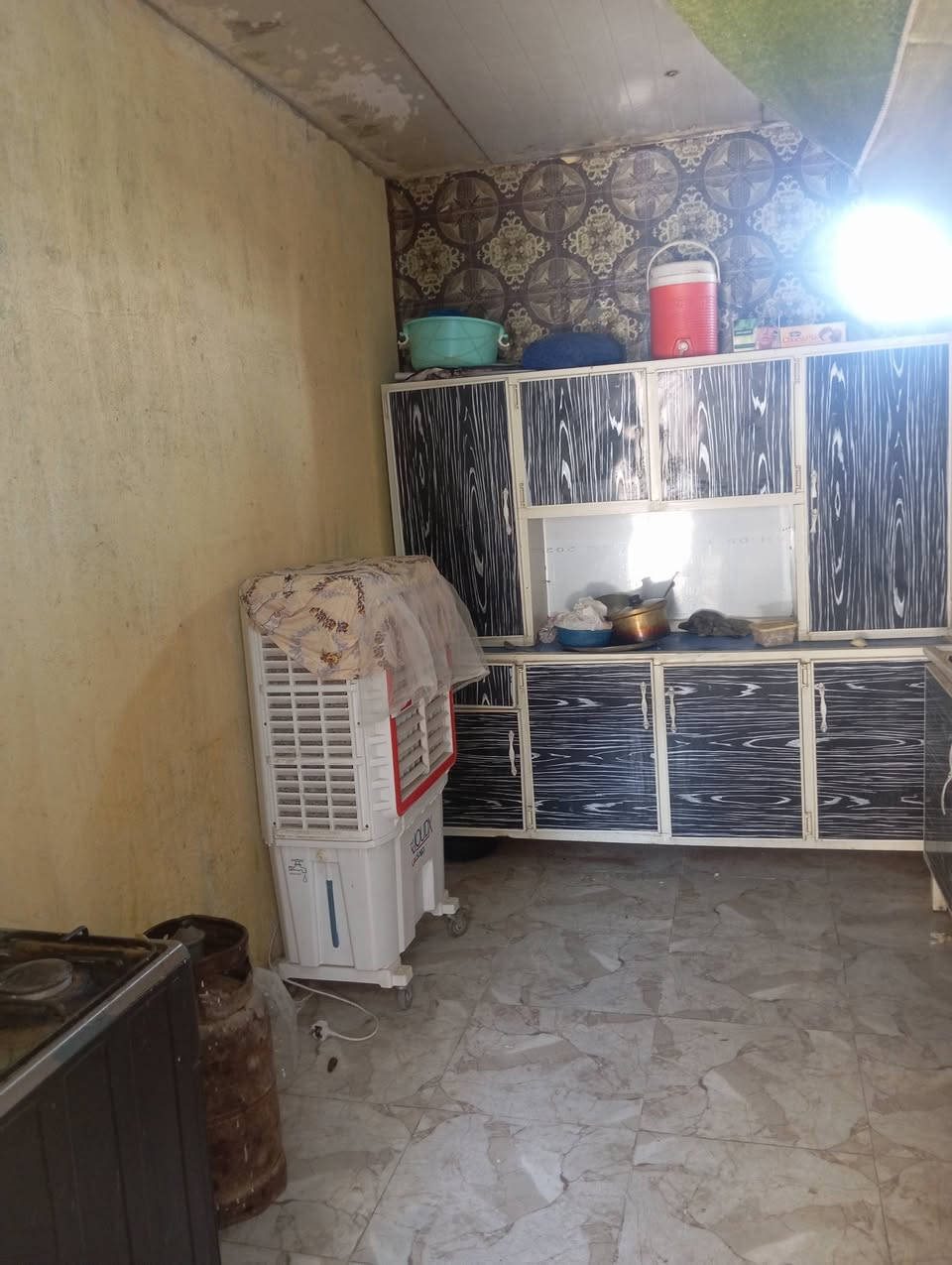 سلام عليكم بيت تجاوز بالتظحيه مساحة البيت 150واقع حال بي وصل تمليك بي غرفه وصاله ومطبخ وحمام داخلي الأرضية سيراميك الجدار بياض كهرباء خطين ماي سيح بي بعد فضله تابعه اله سعره 10وبي مجال بصيط ‏تواصل واتساب‪***********‬‏
