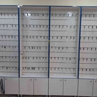 ٤ فاترينات • ارتفاع ٢.٥م • عرض <١م