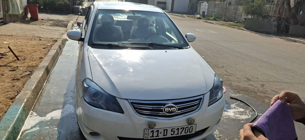 سلام عليكم
BYD موديل ٢٠١١

فول اوتو داخل لونين ما بيها حادث ما عدا طخات بسيطة 

سيارة حلوة و نظيفة و كاعدة تجي و تشوف بعينك نظافتها 

عارضها ب ٤٨ و بيها مجال قليل 

***********

