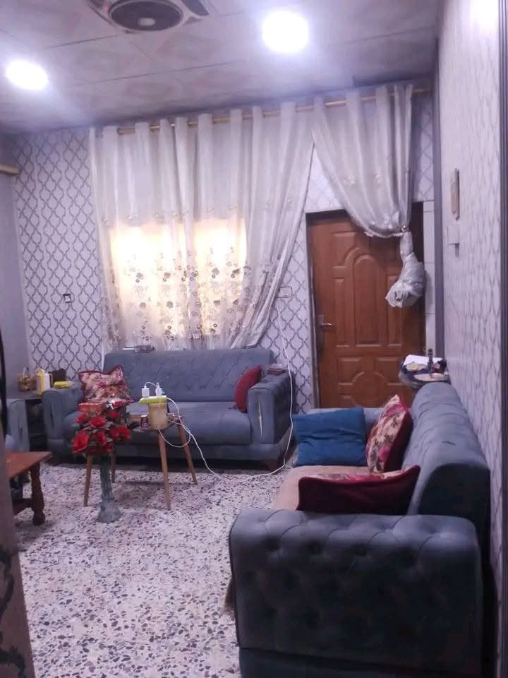 للبيع بيت 110 متر في حي البساتين مدخل الثاني السلام الفرع العاشر من جهة القناة قريب عالخدمي استقبال و غرفة و مطبخ و صحيات و بالسطح غرفة سندويش و بيتونة و ترك و طرمة و كراج البناء صب مسلح  سطح اشتايغر البناء طابوك خدمات كاملة انترنت و ماء و صرف صحي و تبليط  سند اصفر التواصل  واتساب فقط ***********
