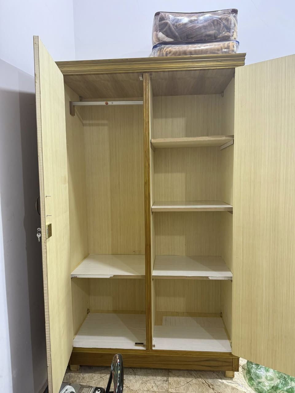 كنتور خشب صاج نوعية زينة بابين مستعمل شهر واحد بس استعمال كولش قليل ونظافة ١٠٠٪؜ والصور والفيديو واضح كولش السعر ١٠٠ وبي مجال للاستفسار *********** عنوان القبلة
