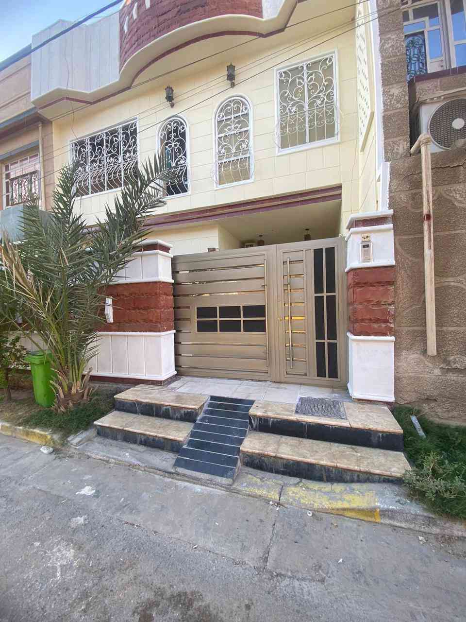 دار للبيع المساحة 150 متر زنجيل واجهتين ..موقعه هياكل الغزالية المثلث موقع جيد .. الواجهة 7.5 النزال 20 
للاستفسار *********** 
تفاصيل الدار… البيت بي استقبال ومطبخ وصالة داخلية وغرفة نوم جوة وصحيات 
الطابق الثاني.. بي مطبخ وصحيات و٣ غرف نوم وصالة وبالكونة جبيرة وبيتونة جبيرة
