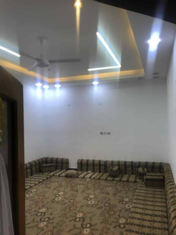 للبيع بيت ملك صرف مساحة 200 متر طابق الارضي يتكون 
غرفتين وصاله 
ومطابخ حار وبارد 
كيلدور ودوانيه 
صحيات ٣داخلي وخارجي 
منور ممر
الطابق الثاني 
4غرف 
وصاله وحمام 
بناء حديث المكان حي الزهراء  صوب الكبير 
ورى مركز شرطه *********** اقرب نقطه ماركة ال حسن قل من طرف المندوبه ياعلي مدد هاي امانه عندك اخي الكريم واختي الكريمه هم
