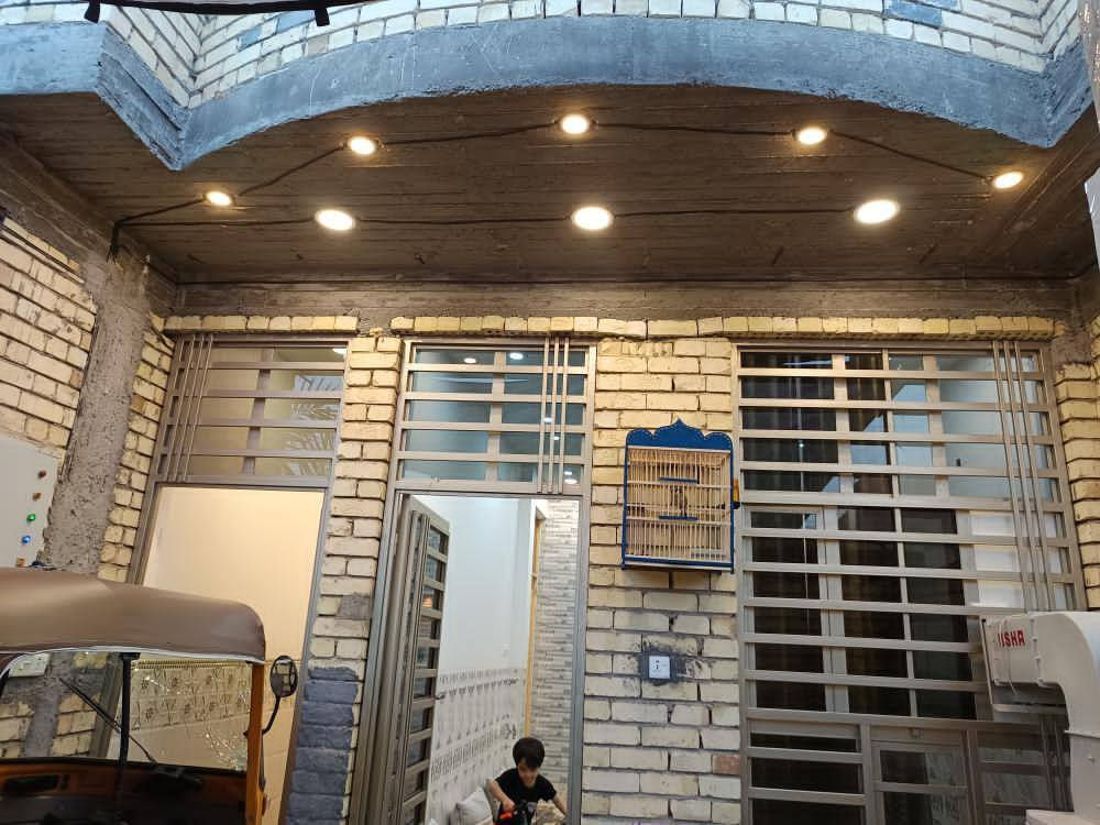 السلام عليكم دار للبيع المساحة 108 بناء جديد حيل امرتب  صب رفت عالي عن الشارع 40سنتم طابق واحد ستارة وبيتونه فقط زراعي كل الخدمات موجوده مي مجاري رصيف تبليط نت ضوئي شارع عريض 12 أو أكثر المكان بلديات خلف الصحفيين قرب شارع مضيف السواعد..يرهم بيع ومراوس حسب القناعه..اكثر تفاصيل ***********
