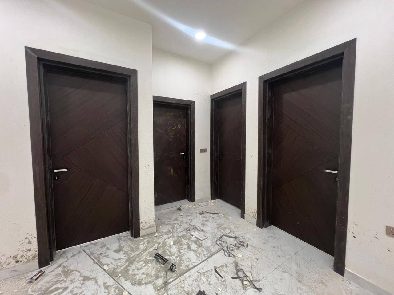 نجار لتركيب ابواب داخليه وخارجيه قاصات وابواب دفتريه ***********
