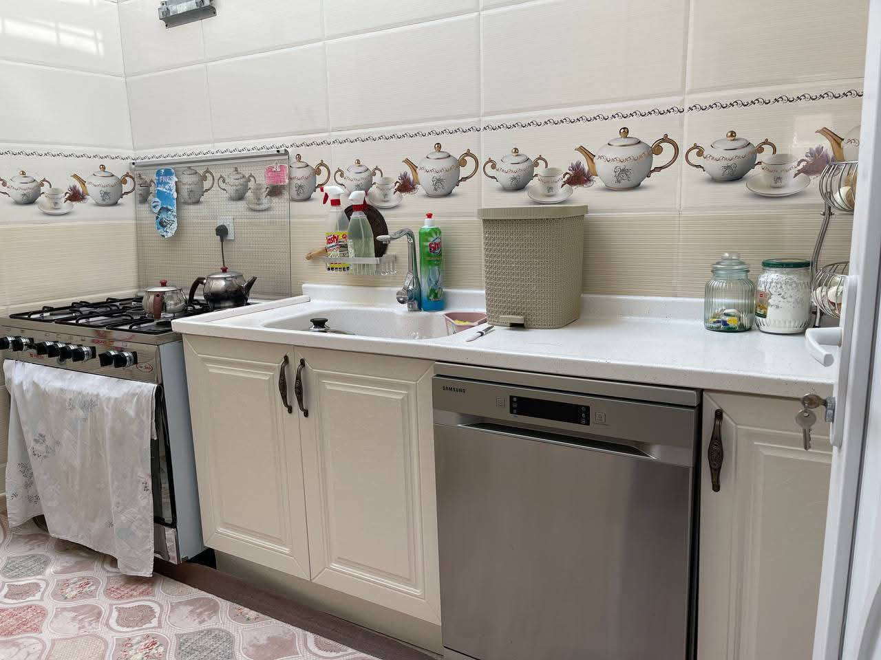 دار للبيع  سعر مناسب 
 سلیمانیە ــ ***********
يحتوي البيت علئ غرف نوم 
_استقبال_ مطبخ _ صحيات بیتونة
   واجهە شمس مساحة  100م 8x12
  طابو صرف  خدمات کامل
   تلفون ـ واتساب ***********
