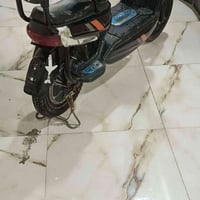 دراجه كهربائية   شغاله بس متروكه  بطارياتها نص عمر والشاحنه مالتها 12V...