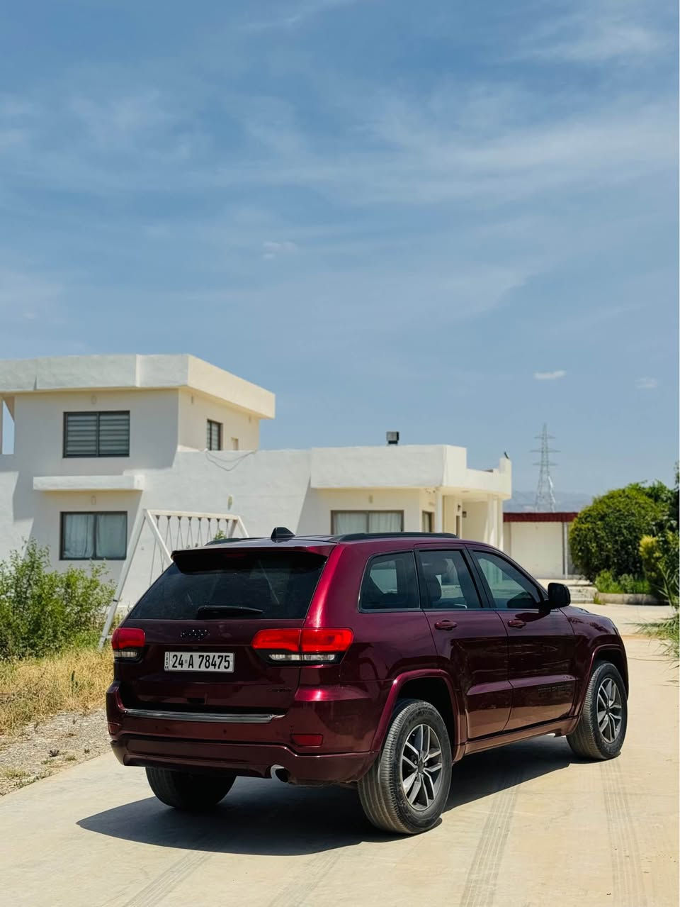 2017 Jeep Grand Cherokee · Suv · Driven 74,000 miles

بيها ٣قطع امامية بدون دواخل 
ماشية ٧٤.٠٠٠ميل 
السيارة 4x4
سعر ١٩٩ورقة و مجال
*********** دهوك, العراق

